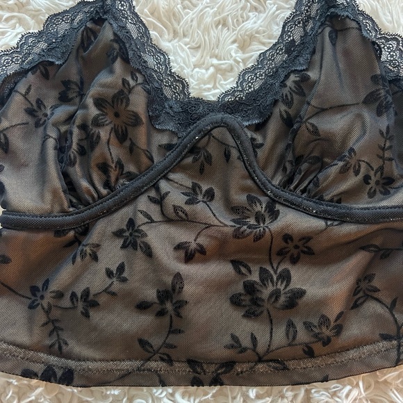 Lace Cropped Tank Top - Picture 2 of 4